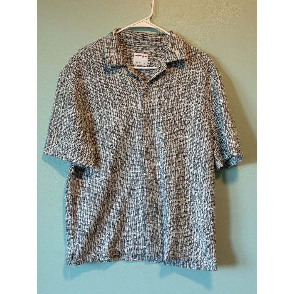 Denim & Flower Button up textured camp shirt. Sz L